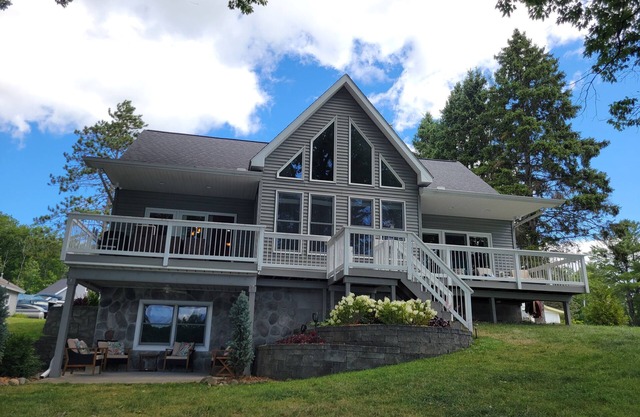 Northern MI Lakefront Retreat – Year-Round Oasis for 12 Guestsnn