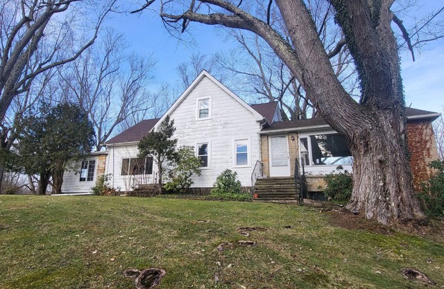 Novelty, Ohio retreat: 3 bedroom, 2 bath home - woods, King bed, wrap-around deck