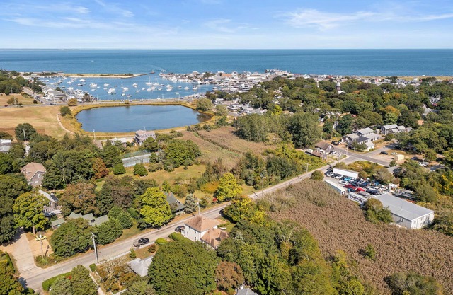 Now booking Summer 2026! OAK BLUFFS 5 Bedroom/3 Bath/Central AC.