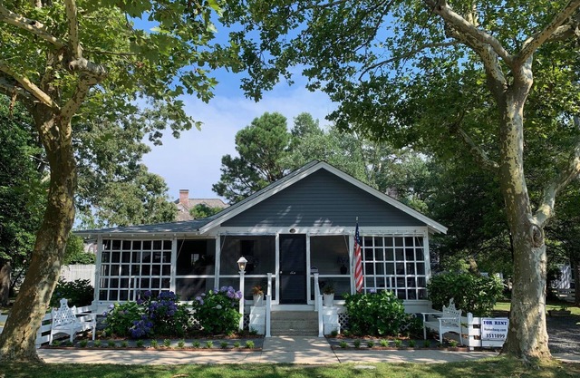Oak Cottage ~ Half Block to the Beach ~ 4 Bedrooms ~ Sleeps 10 ~ Huge Porch