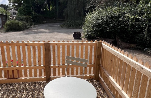 Oak Tree Cabin, A cozy cabin in charming Caerwent with WiFi access,