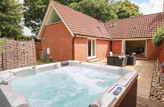 OAK TREE LODGE, family friendly, luxury holiday cottage in Crostwick