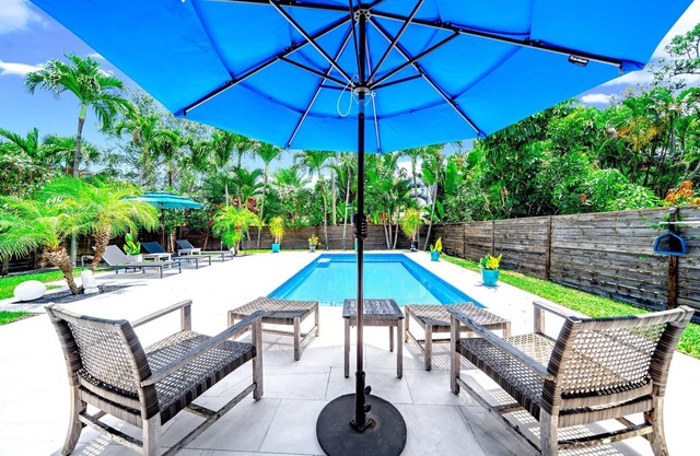 Oasis Heated Pool+Hot Tub! Wilton Drive & Beach!