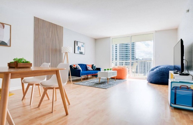 Ocean and City Views Lux Miami Brickell Condo Sleeps 4, King Bed