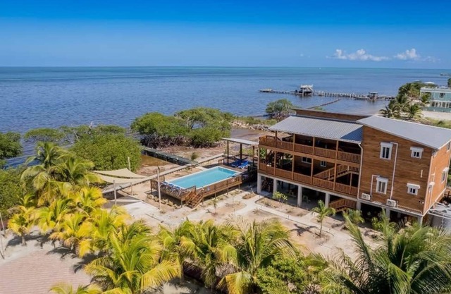 Ocean Front 3 bed/2 Bath Home with Pool - Lower Unit