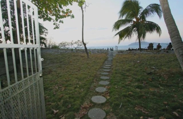 OCEAN FRONT BEACH HOME SLEEPS 4-SURF VIEW AND MONKEYS IN THE TREES