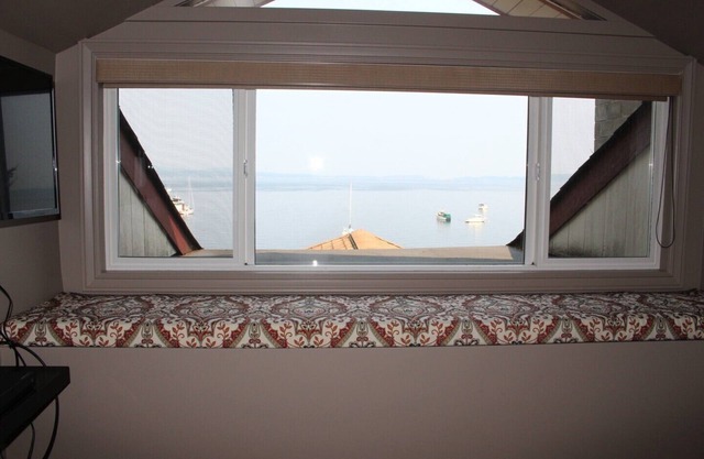 Ocean-Front/Ocean Access lovely spacious bedroom with kitchenette & lounge area