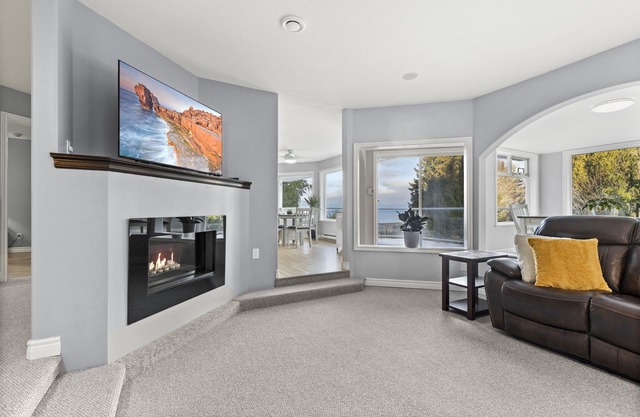 Ocean & Mountain View Villa! Center location! Entire house for groups! Sleep 14
