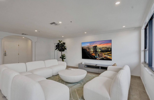 Ocean View 2BD Penthouse /Beach Service/PH-6