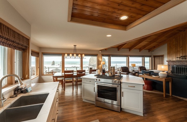 Ocean View Beach Retreat Steps from Haystack Rock