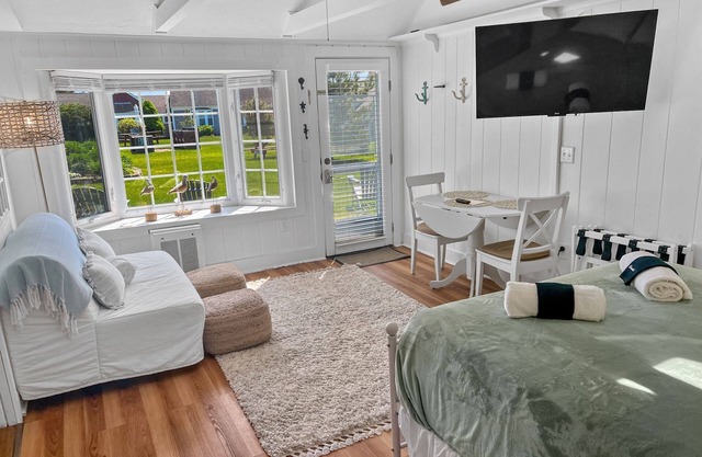 Ocean View – Cozy Studio Steps from Private Beach Bliss