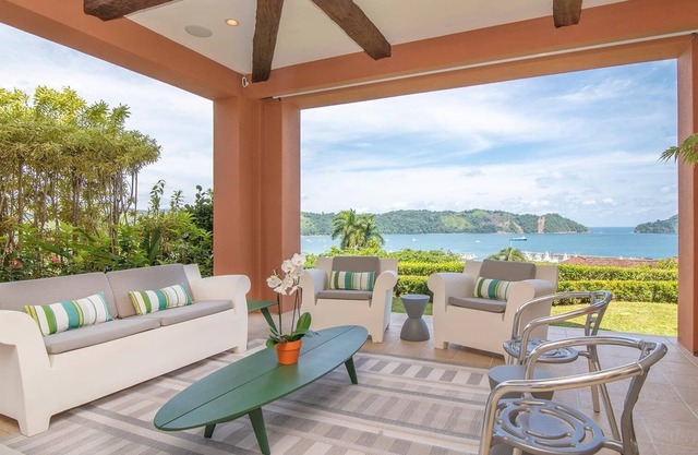 Ocean View, Modern Luxury w/Jacuzzi & access to all amenities!