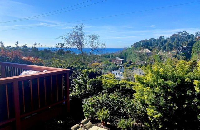 Ocean View Santa Monica Canyon Home -Walk to Beach.