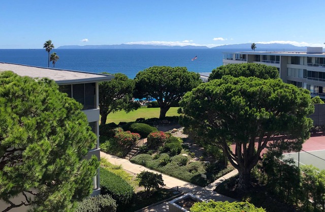 Ocean view two bedroom condo getaway-within walking distance to Terranea Resort!