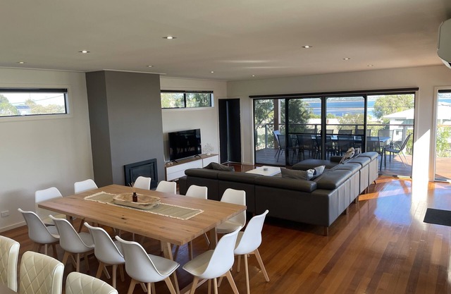 Ocean views, 5min walk to beach/playground, easy 10min walk to shops