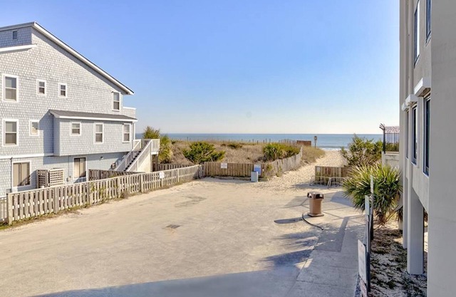 Ocean Views, Balcony, Pool, STEPS to Beach, Restaurants, Shops