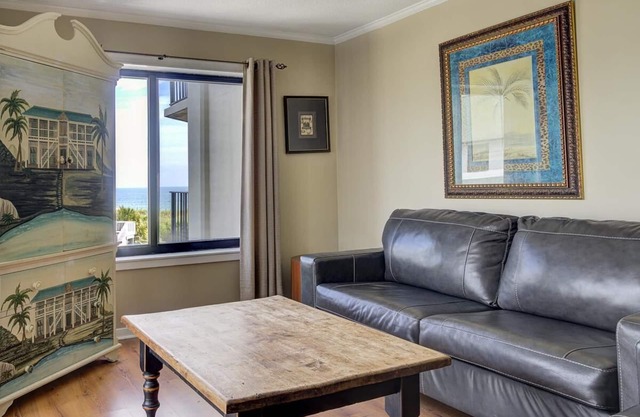 Ocean Views, Balcony, Pool, STEPS to Beach Restaurants Shops