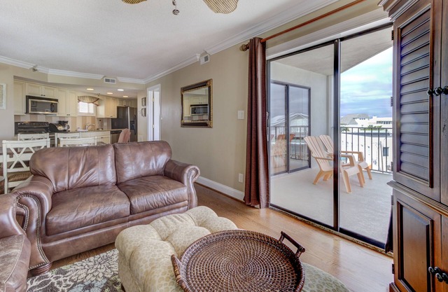 Ocean Views, Balcony, Pool, STEPS to Beach Restaurants Shops