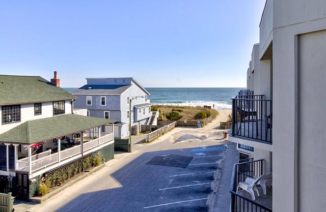 Ocean Views, Balcony, Pool, STEPS to Beach Restaurants Shops