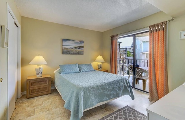 Ocean Views, Balcony, Pool, STEPS to Beach, Restaurants, Shops
