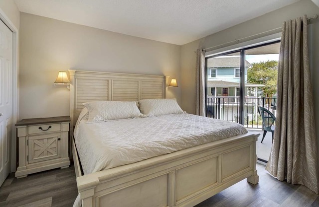 Ocean Views, Balcony, Pool, STEPS to Beach, Restaurants, Shops
