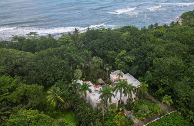OCEANA ~ Beachfront luxury Villa ~ 4 Bedrooms ~ Vacation at the beach !
