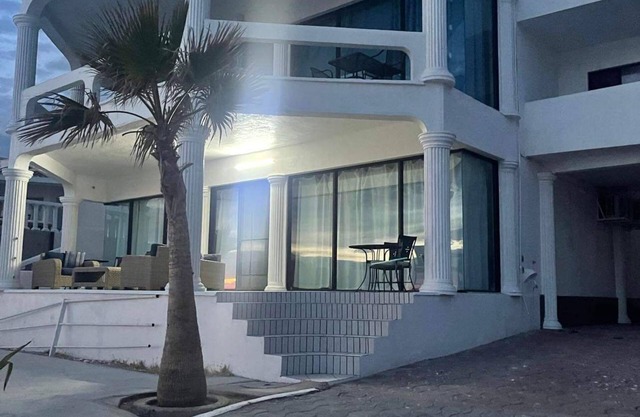 Oceanfront 10 bdrm 5 kitchen. Rent 6 bdrm Main House @ base price or add casitas