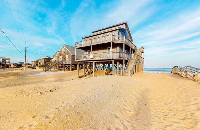 Oceanfront 4 bedroom house w/private W/D, WiFi, shared pool, AC