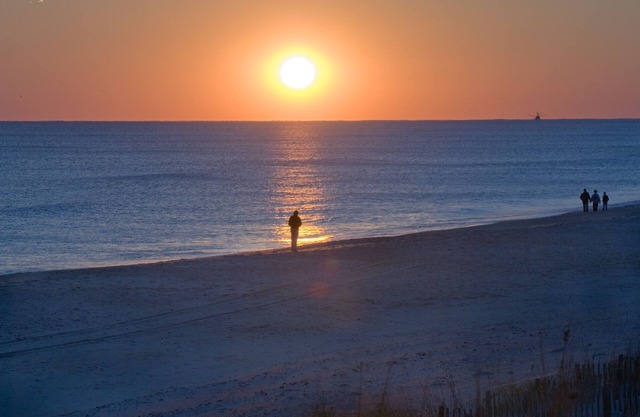 Oceanfront 4BR/4BA Multilevel Condo with Pool & Wifi
