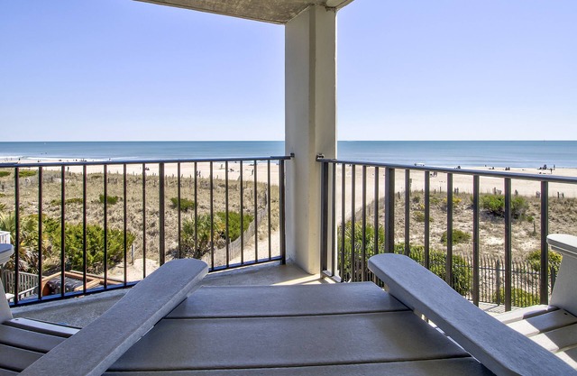 Oceanfront Balcony Views, Pool, STEPS to Beach, Restaurants, Shops