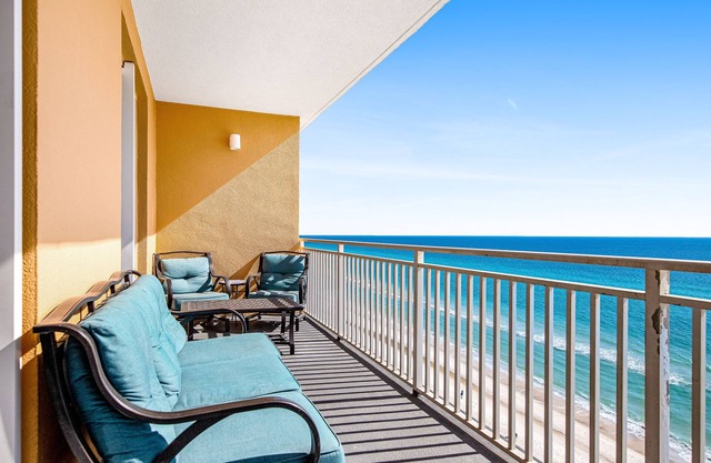 Oceanfront condo with ocean view, pool & hot tub, fast WiFi, and W/D