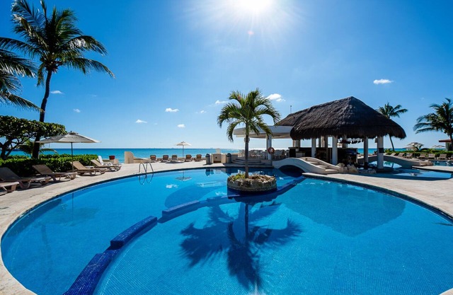 Oceanfront Condo, Drink & Snack Pool Bar, Excellent Location to 5th avenue!