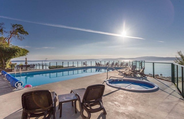Oceanfront Condo: Your Getaway by the Sea