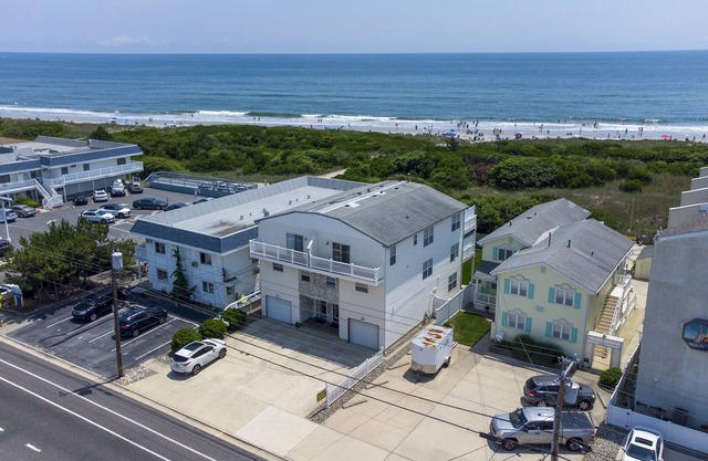 Oceanfront! Fenced in back yard! Pet Friendly! Come visit anytime👍