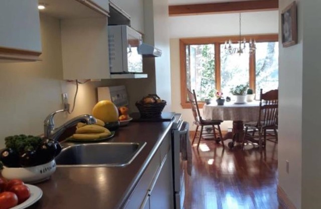 Oceanfront Garden Cottage - Gateway to Attractions & Towns. Private Cove Mooring