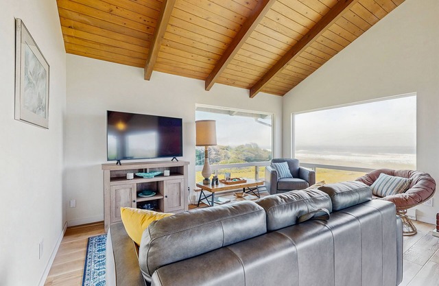 Oceanfront home w/amazing sunsets, fire pit, & jacuzzi tub