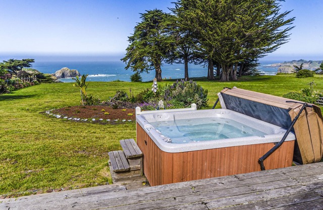 Oceanfront home w/private hot tub, ocean views & entertainment