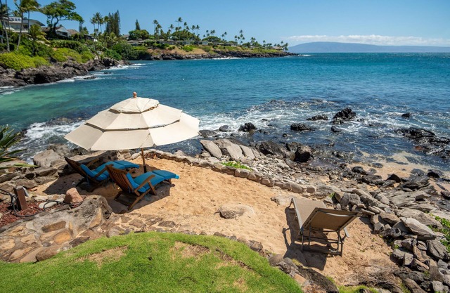 Oceanfront, hot tub, pool, sauna, perfect location!