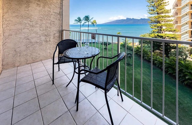 Oceanfront Studio w. AC, Gym & Pool | Kahana Gem!