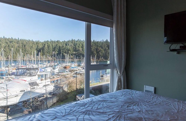 Oceanfront Suite - Just minutes away from downtown Nanaimo! Special offers