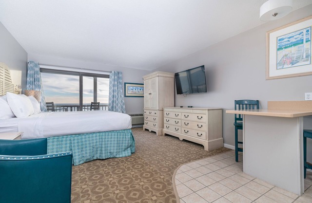 Oceanfront suite with bay-view balcony, full kitchen, AC & firepit