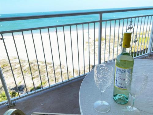 Oceanfront View of Madeira Beach, Steps to the Beach - Madeira Norte Condo