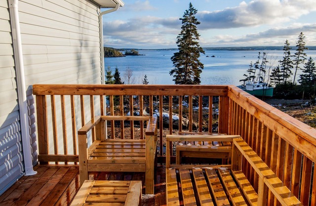 Oceanfront With Log Furniture, Deck, Hot Tub & Views