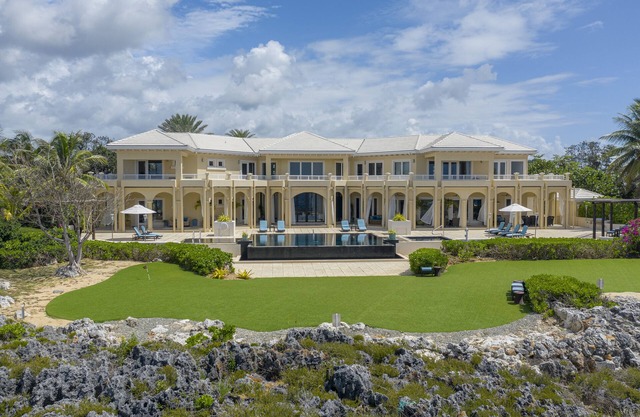 Oceans Edge SeaSide Estate is a stunning private villa right on the clifftop!