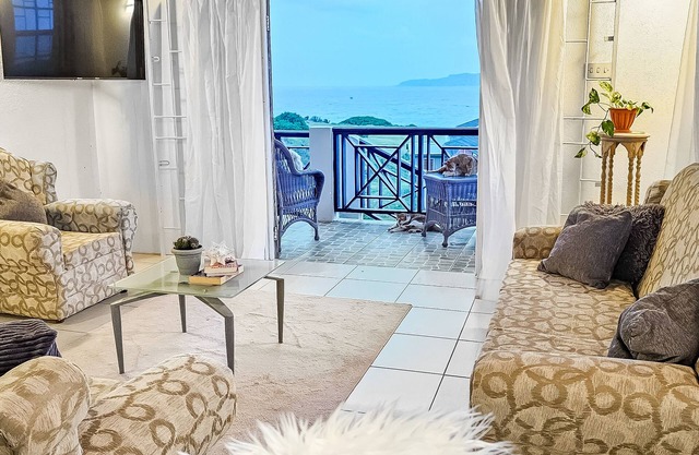 Oceanview/Cliffside Chic Apartment 4mins from Airport