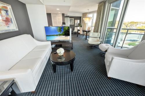 Oceanview condo w pools & hot tub