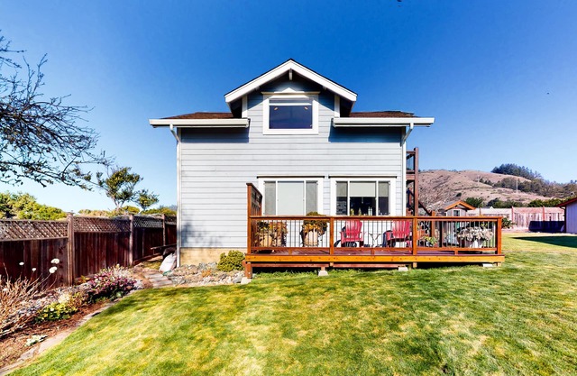 Oceanview studio near town and the beach with fireplace, full kitchen & deck