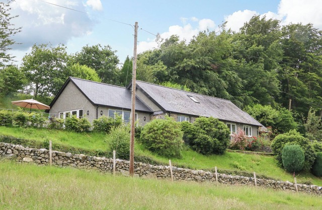 OCHR Y GARTH, family friendly, luxury holiday cottage in Maenan