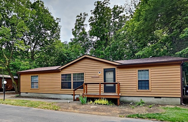 Off the beaten path. Comfy & Clean 3 BR Home - Island Club - Sleeps 12 - IC56
