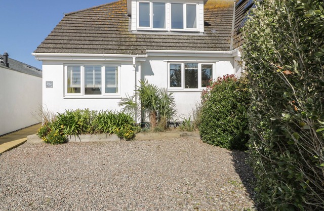 OFFSHORE, pet friendly, with a garden in Crantock